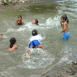 Kinder im Wasser