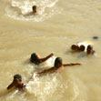 im Wasser toben