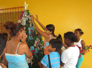 Kinder schmücken den Weihnachtsbaum