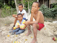 Kinder essen Mangos